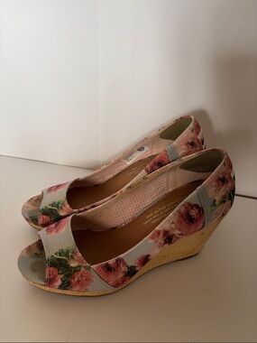 Toms floral wedge sandal 5.5